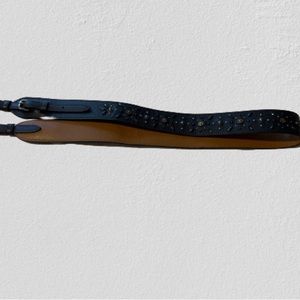 Coach novelty strap black leather with metal floral design